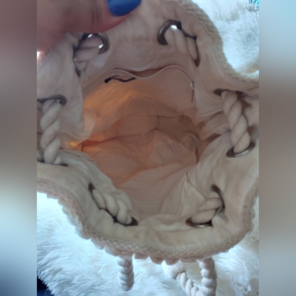 Woven drawstring bucket crossbody bag - Picture 3 of 9